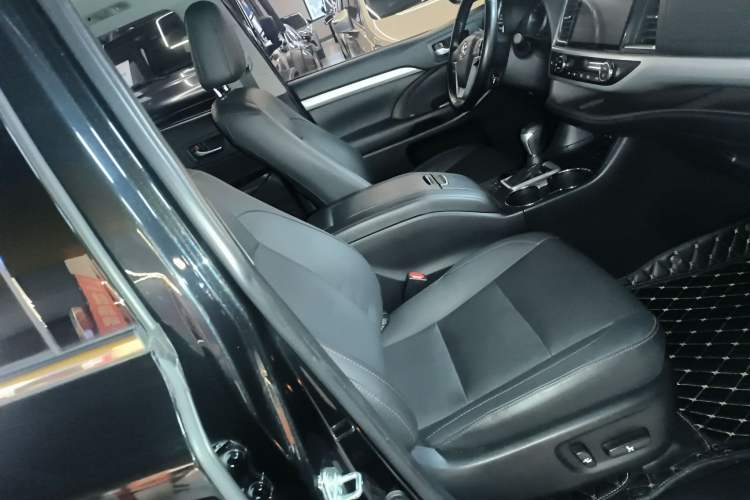 Used Toyota Highlander 2018 2.0T Four-Wheel Drive Luxury Version 7 Seats China VI Standard Right Front Seat