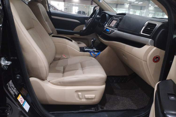 Used Toyota Highlander 2018 2.0T Four-Wheel Drive Luxury Edition 7 Seats China V Emission Standard Right Front Seat