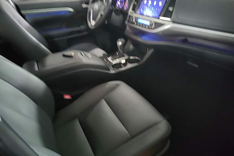 Used Toyota Highlander 2018 2.0T Four-Wheel Drive Ultimate Edition 7-Seater Emission Standard China V Right Front Seat