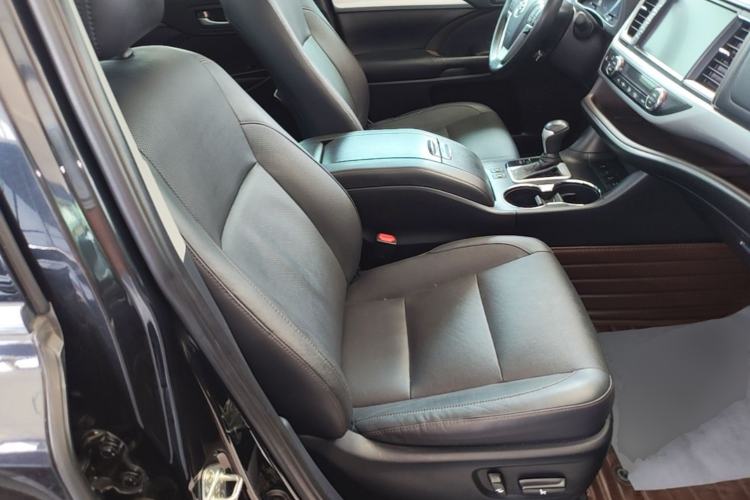 Used Toyota Highlander 2018 2.0T Four-Wheel Drive Luxury Version 7 Seats China VI Standard Right Front Seat