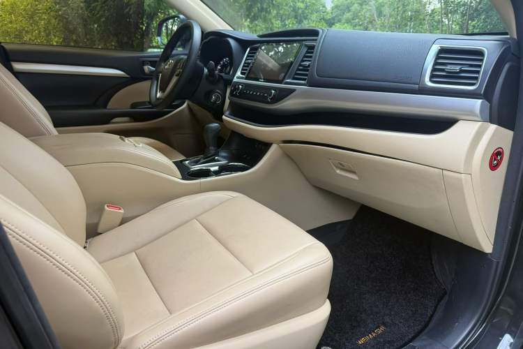 Used Toyota Highlander 2018 2.0T Two-Wheel Drive Elite Version 5 Seats China VI Standard Right Front Seat