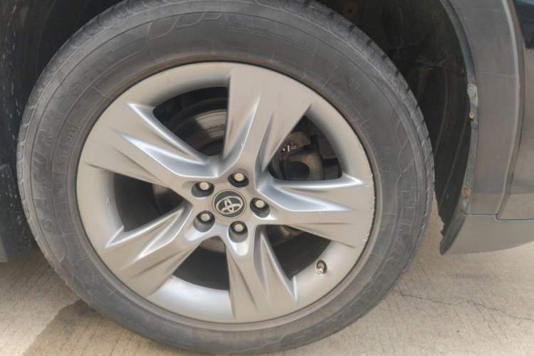 Used Toyota Highlander 2018 2.0T Two-Wheel Drive Luxury Edition 7 Seats China VI Standard Right Front Wheel Hub