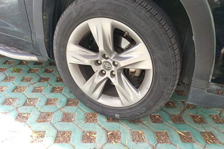 Used Toyota Highlander 2018 2.0T Four-Wheel Drive Ultimate Edition 7-Seater Emission Standard China V Right Front Wheel Hub