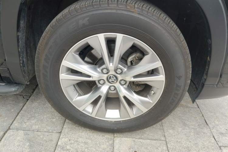Used Toyota Highlander 2018 2.0T Two-Wheel Drive Elite Version 5 Seats China VI Standard Right Front Wheel Hub