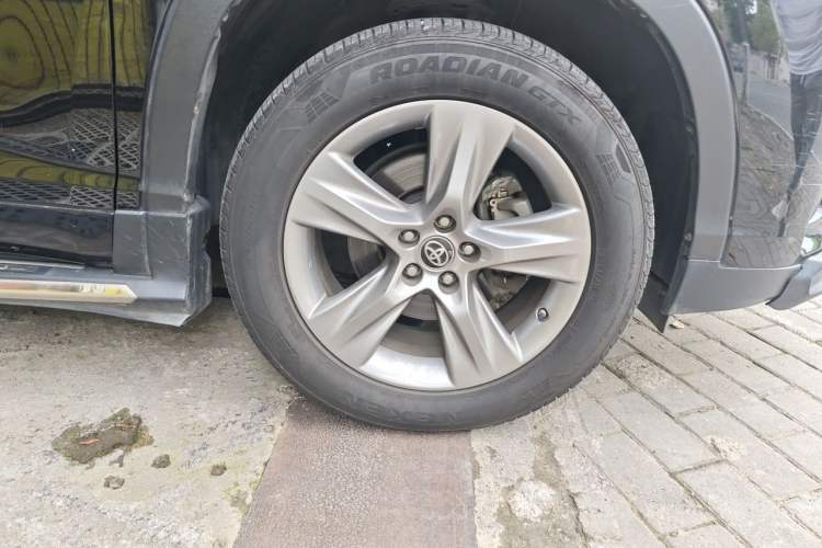 Used Toyota Highlander 2018 2.0T Four-Wheel Drive Luxury Edition 7 Seats China V Emission Standard Right Front Wheel Hub