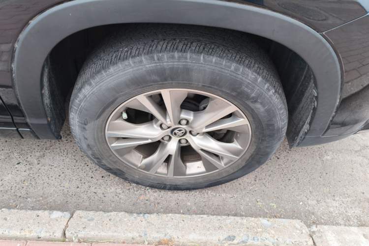 Used Toyota Highlander 2018 2.0T Two-Wheel Drive Elite Version 5 Seats China VI Standard Right Front Wheel Hub