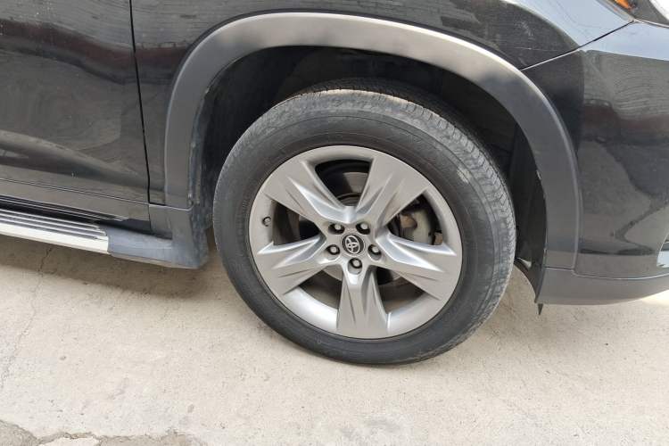 Used Toyota Highlander 2018 2.0T Four-Wheel Drive Luxury Version 7 Seats China VI Standard Right Front Wheel Hub