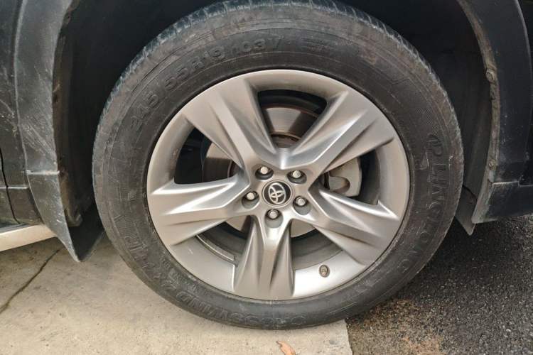 Used Toyota Highlander 2018 2.0T Four-Wheel Drive Prestige Version 7 Seats China VI Standard Right Front Wheel Hub