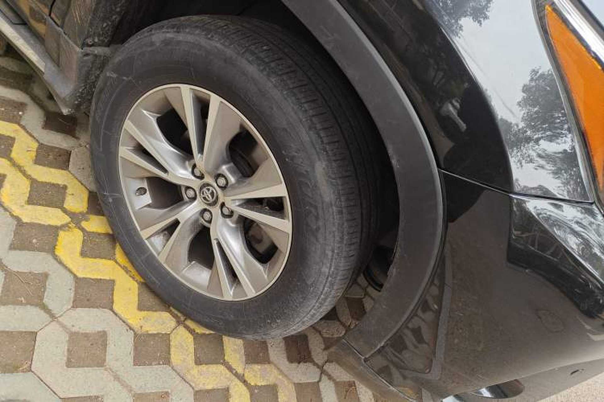 Used Toyota Highlander 2018 2.0T Two-Wheel Drive Elite Edition 7 Seats Emission Standard China V Right Front Wheel Hub