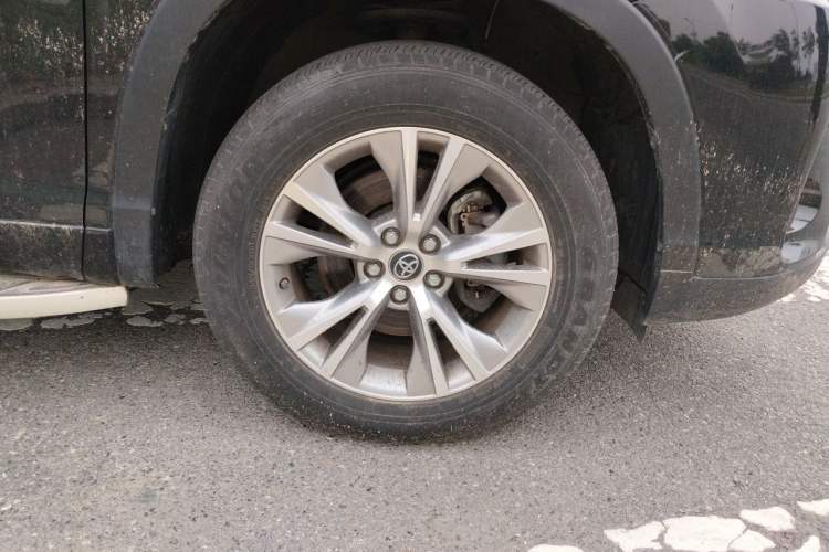 Used Toyota Highlander 2018 2.0T Two-Wheel Drive Elite Version 5 Seats China VI Standard Right Front Wheel Hub