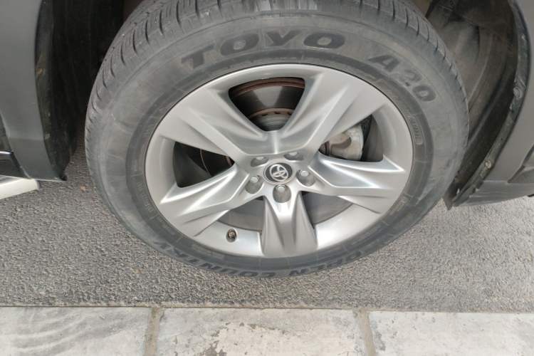 Used Toyota Highlander 2018 2.0T Four-Wheel Drive Prestige Version 7 Seats China VI Standard Right Front Wheel Hub