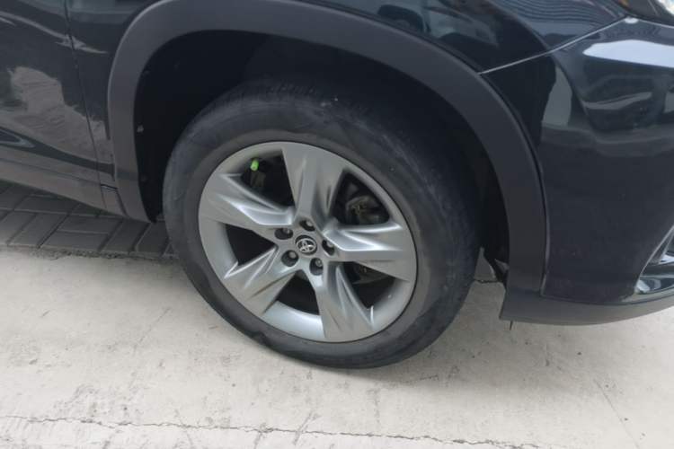 Used Toyota Highlander 2018 2.0T Four-Wheel Drive Luxury Version 7 Seats China VI Standard Right Front Wheel Hub