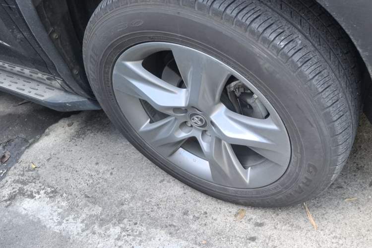 Used Toyota Highlander 2018 2.0T Four-Wheel Drive Prestige Version 7 Seats China V Emission Standard Right Front Wheel Hub