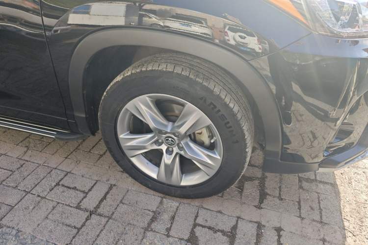 Used Toyota Highlander 2018 2.0T Four-Wheel Drive Luxury Edition 7 Seats China V Emission Standard Right Front Wheel Hub