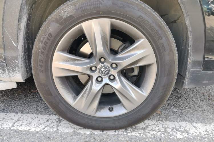 Used Toyota Highlander 2018 2.0T Four-Wheel Drive Prestige Version 7 Seats China VI Standard Right Front Wheel Hub