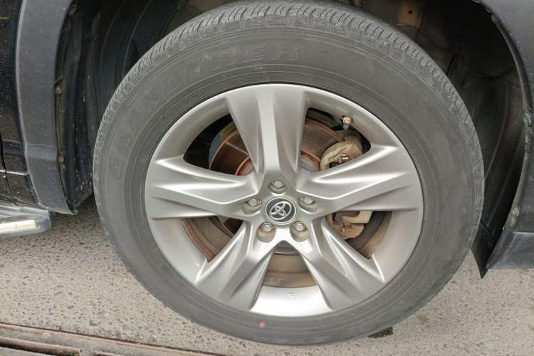 Used Toyota Highlander 2018 2.0T Four-Wheel Drive Prestige Version 7 Seats China V Emission Standard Right Front Wheel Hub