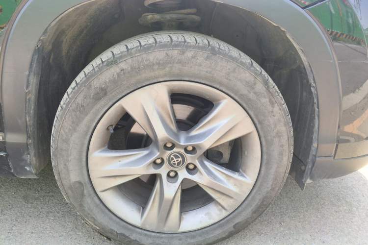Used Toyota Highlander 2018 2.0T Four-Wheel Drive Prestige Version 7 Seats China V Emission Standard Right Front Wheel Hub