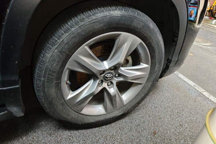 Used Toyota Highlander 2018 2.0T Four-Wheel Drive Luxury Version 7 Seats China VI Standard Right Front Wheel Hub