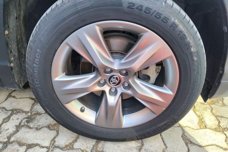 Used Toyota Highlander 2018 2.0T Four-Wheel Drive Luxury Edition 7 Seats China V Emission Standard Right Front Wheel Hub