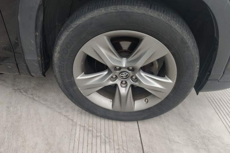 Used Toyota Highlander 2018 2.0T Four-Wheel Drive Prestige Version 7 Seats China V Emission Standard Right Front Wheel Hub