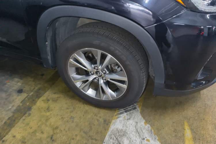 Used Toyota Highlander 2018 2.0T Four-Wheel Drive Elite Edition 7 Seats China V Standard Right Front Wheel Hub