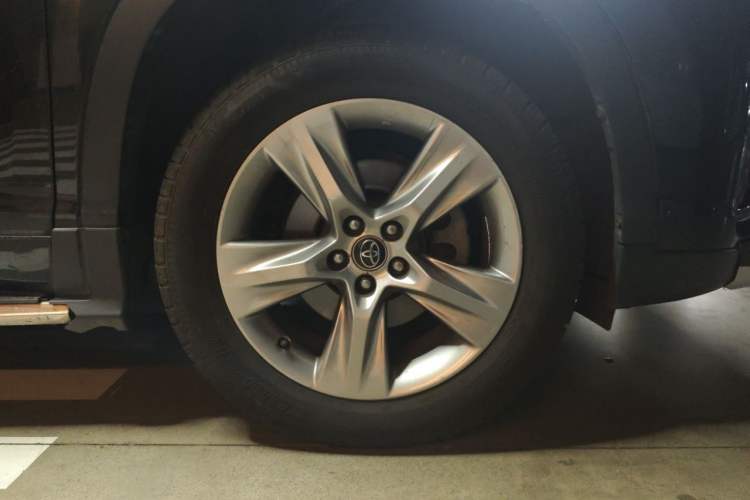 Used Toyota Highlander 2018 2.0T Four-Wheel Drive Luxury Edition 7 Seats China V Emission Standard Right Front Wheel Hub