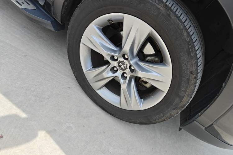 Used Toyota Highlander 2018 2.0T Two-Wheel Drive Luxury Edition 7 Seats China VI Standard Right Front Wheel Hub