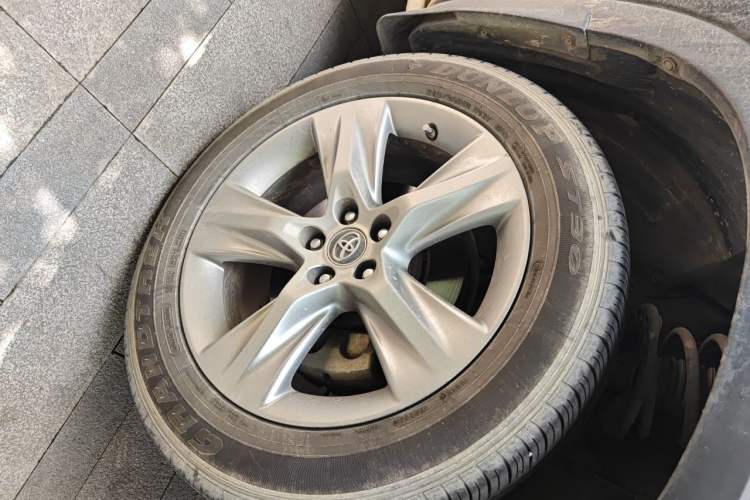 Used Toyota Highlander 2018 2.0T Four-Wheel Drive Supreme Edition 7-Seater China VI Right Front Wheel Hub