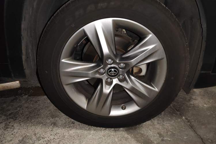 Used Toyota Highlander 2018 2.0T Four-Wheel Drive Prestige Version 7 Seats China V Emission Standard Right Front Wheel Hub
