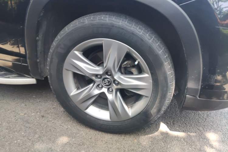 Used Toyota Highlander 2018 2.0T Four-Wheel Drive Prestige Version 7 Seats China VI Standard Right Front Wheel Hub