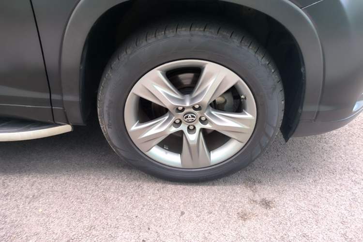 Used Toyota Highlander 2018 2.0T Four-Wheel Drive Luxury Version 7 Seats China VI Standard Right Front Wheel Hub