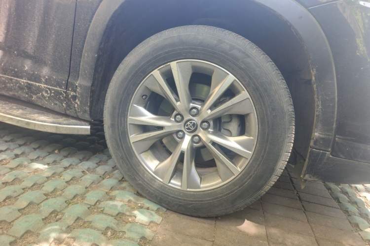 Used Toyota Highlander 2018 2.0T Four-Wheel Drive Elite Edition 7 Seats China VI Standard Right Front Wheel Hub