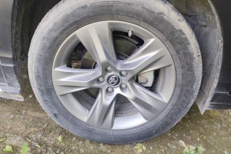 Used Toyota Highlander 2018 2.0T Four-Wheel Drive Luxury Version 7 Seats China VI Standard Right Front Wheel Hub