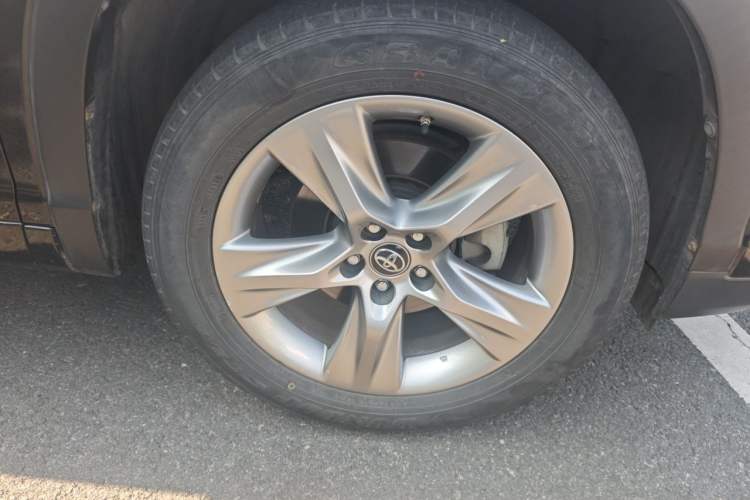Used Toyota Highlander 2018 2.0T Two-Wheel Drive Luxury Edition 7 Seats China VI Standard Right Front Wheel Hub