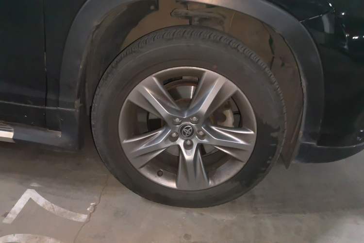 Used Toyota Highlander 2018 2.0T Four-Wheel Drive Luxury Edition 7 Seats China V Emission Standard Right Front Wheel Hub