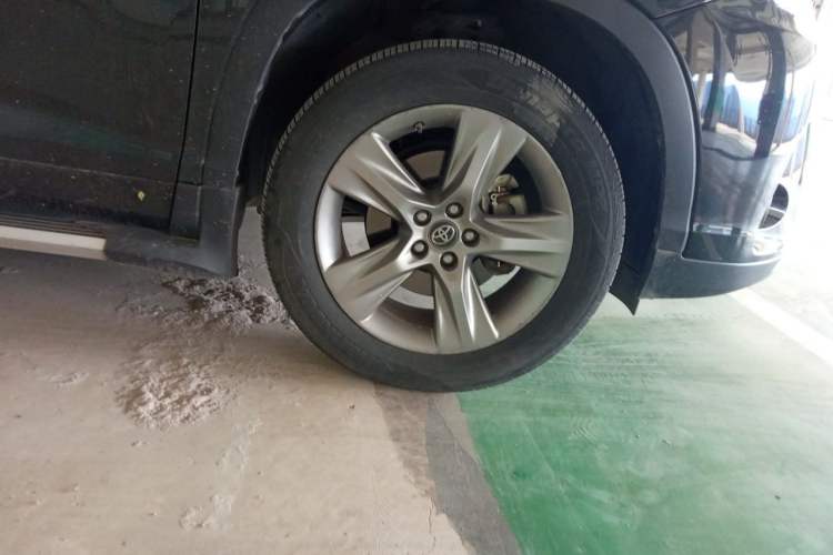 Used Toyota Highlander 2018 2.0T Four-Wheel Drive Prestige Version 7 Seats China VI Standard Right Front Wheel Hub