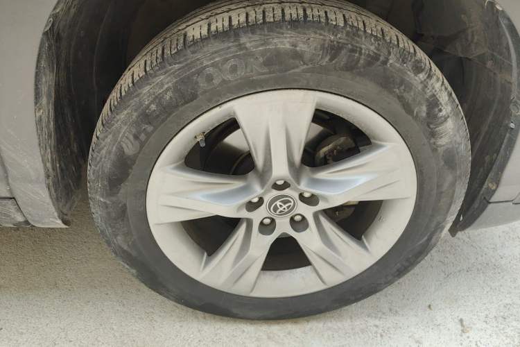 Used Toyota Highlander 2018 2.0T Four-Wheel Drive Luxury Version 7 Seats China VI Standard Right Front Wheel Hub