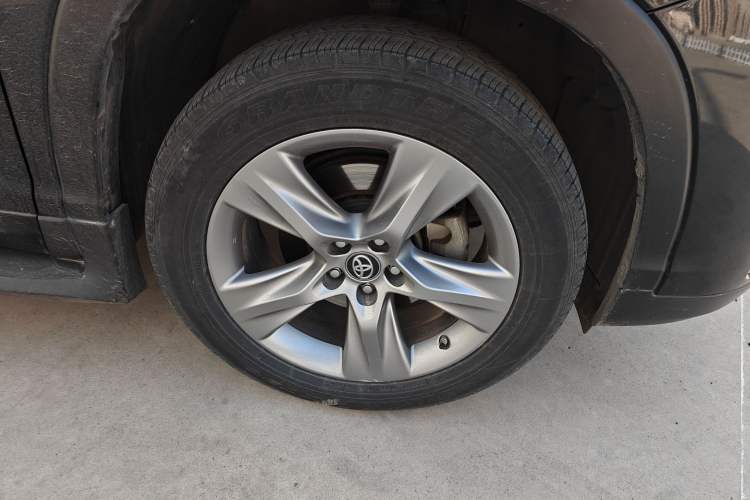 Used Toyota Highlander 2018 2.0T Four-Wheel Drive Prestige Version 7 Seats China VI Standard Right Front Wheel Hub