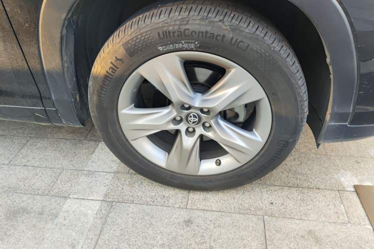 Used Toyota Highlander 2018 2.0T Four-Wheel Drive Luxury Version 7 Seats China VI Standard Right Front Wheel Hub