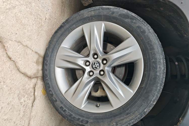 Used Toyota Highlander 2018 2.0T Four-Wheel Drive Prestige Version 7 Seats China VI Standard Right Front Wheel Hub