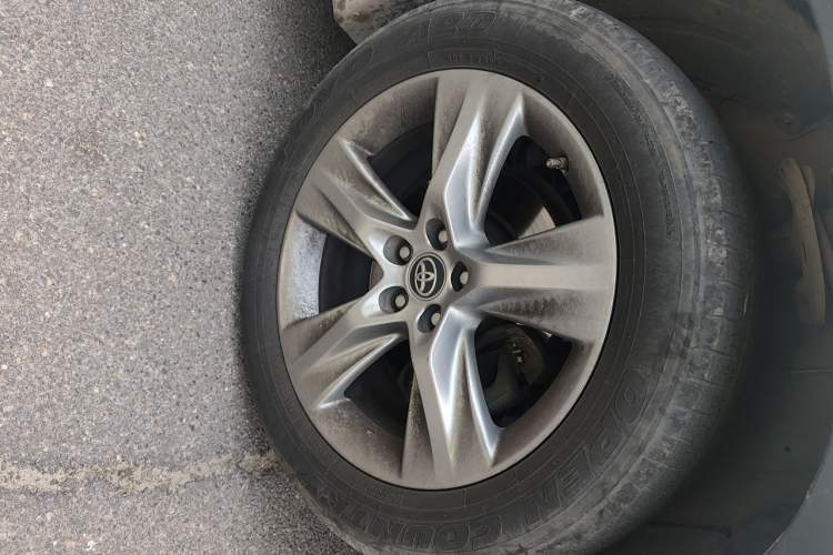 Used Toyota Highlander 2018 2.0T Four-Wheel Drive Luxury Version 7 Seats China VI Standard Right Front Wheel Hub