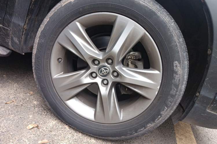 Used Toyota Highlander 2018 2.0T Four-Wheel Drive Luxury Version 7 Seats China VI Standard Right Front Wheel Hub