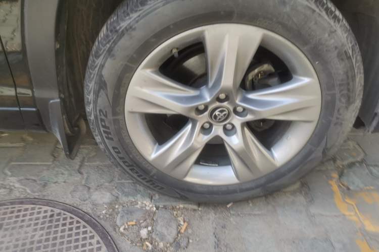Used Toyota Highlander 2018 2.0T Four-Wheel Drive Prestige Version 7 Seats China VI Standard Right Front Wheel Hub