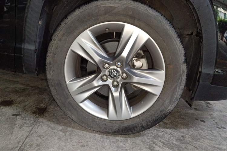 Used Toyota Highlander 2018 2.0T Four-Wheel Drive Supreme Edition 7-Seater China VI Right Front Wheel Hub