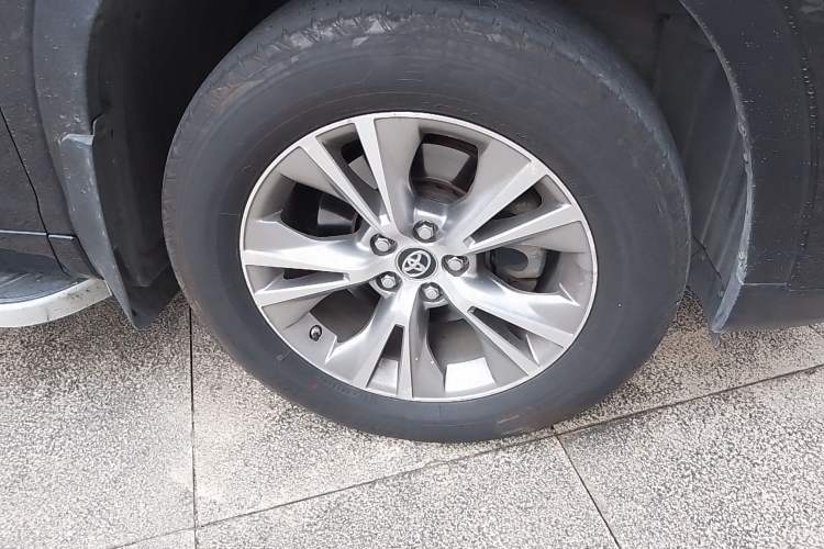Used Toyota Highlander 2018 2.0T Four-Wheel Drive Elite Edition 7 Seats China V Standard Right Front Wheel Hub