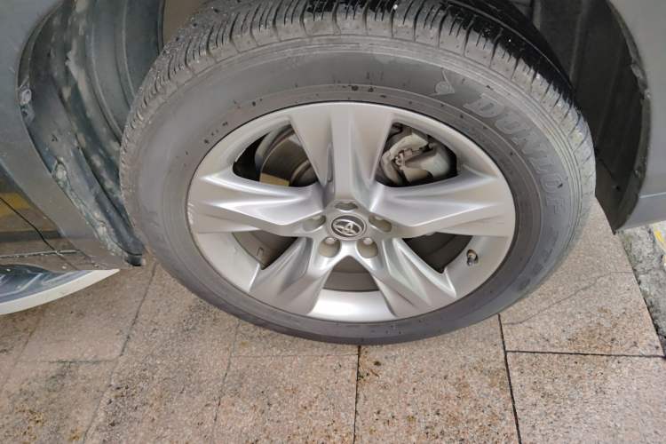 Used Toyota Highlander 2018 2.0T Four-Wheel Drive Luxury Version 7 Seats China VI Standard Right Front Wheel Hub