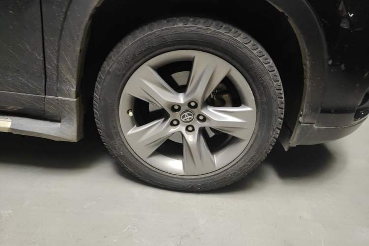 Used Toyota Highlander 2018 2.0T Four-Wheel Drive Prestige Version 7 Seats China V Emission Standard Right Front Wheel Hub