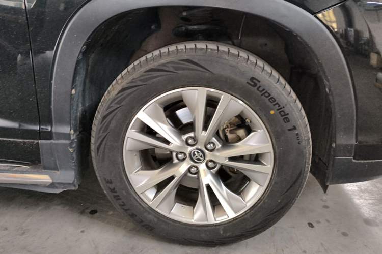Used Toyota Highlander 2018 2.0T Four-Wheel Drive Elite Edition 7 Seats China VI Standard Right Front Wheel Hub