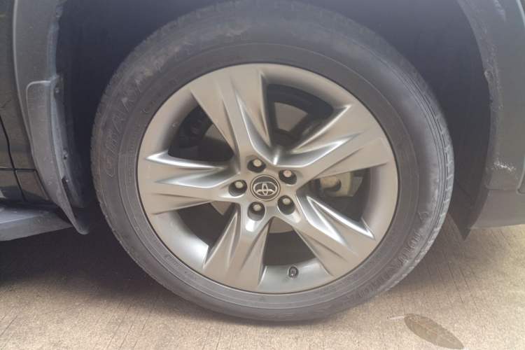 Used Toyota Highlander 2018 2.0T Four-Wheel Drive Prestige Version 7 Seats China VI Standard Right Front Wheel Hub
