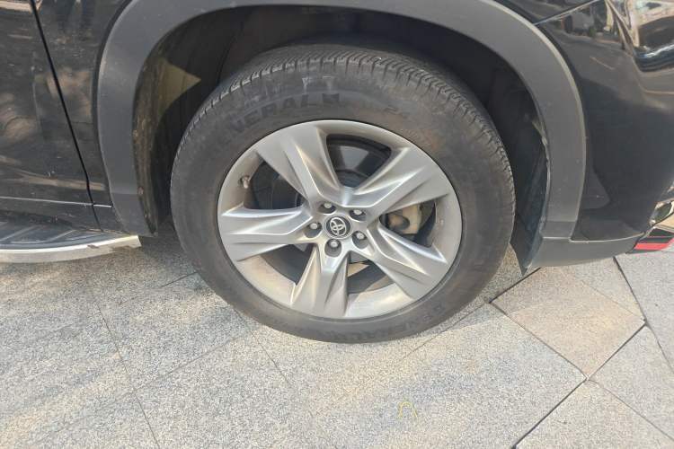 Used Toyota Highlander 2018 2.0T Four-Wheel Drive Luxury Version 7 Seats China VI Standard Right Front Wheel Hub